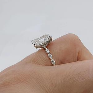 แหวนหมั้นเพชรทรงเอเมอรัลด์ ดีไซน์คลาสสิกสำหรับผู้หญิง ทองคำแท้ 18K เพชรรับรองโดย IGI - Product Image 5