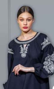 ชุดเดรสปักลายสีน้ำเงินเข้มสไตล์ยูเครน แขนยาว งานแฮนด์เมด พร้อมเสื้อปักลายสำหรับผู้หญิง ยูเครน เหมาะสำหรับใส่ในวันคริสต์มาส - Product Image 3