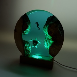 Lampe d'art en résine époxy ronde avec scène de cerf et de forêt, veilleuse décorative pour la maison, fabriquée au Vietnam - Product Image 5