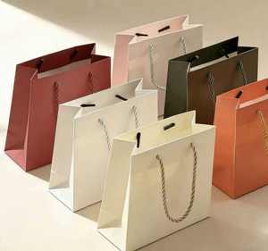 Sacs cadeaux en papier coloré sur mesure avec poignées, personnalisables avec logos personnalisés, pour l'emballage. - Product Image 1