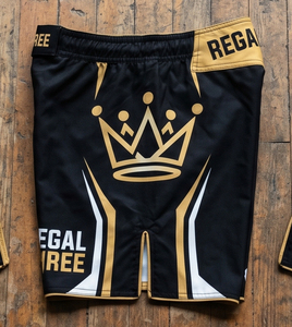 Pantalones Cortos de MMA Regal Three para Hombre, Color Negro y Dorado, Sublimados, de Secado Rápido, para Artes Marciales, Boxeo, Unisex - Product Image 3