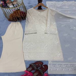 Conjunto VASTRA COTTAGE de Blusa Georgette y Pantalón Plazzo con Bordado de Manga Larga, Moti Latkan, Forro de Micro Algodón y Dupatta a Juego - Product Image 3