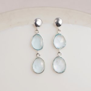 Pendientes colgantes minimalistas con topacio azul natural en forma de gota, engastados en plata 925, para mujer, uso diario, hechos a mano, delicados, para regalo. - Product Image 2