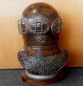 Casco de bronce antiguo para aguas profundas con ventanas circulares rejilladas y un patrón texturizado tipo remache en el cuello inferior. - Product Image 1