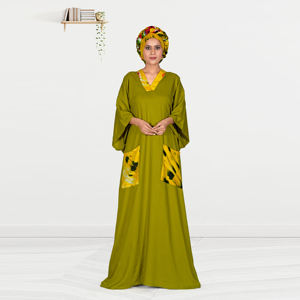 Caftán de rayón con cuello estampado en contraste y bolsillos llamativos, silueta maxi relajada en tela transpirable para mayor comodidad. - Product Image 1