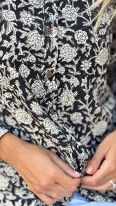 Camisa de Algodón con Estampado Floral Bohemio en Negro y Beige, Blusa Étnica Informal de Manga Larga y Corte Holgado para Mujer - Product Image 4