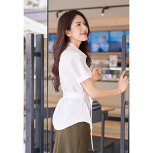 เสื้อเชิ้ตแขนสั้นสีขาวลำลองสำหรับผู้หญิง คอปกพับได้ ดีไซน์ไม่สมมาตร พร้อมเข็มขัด สวมใส่สบายในฤดูร้อน ออกแบบตามสั่ง SILAS - Product Image 3