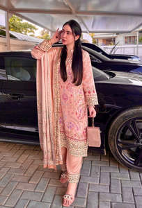Luxuriöses bedrucktes Chinon Kurti Set mit Dupatta, Chinon Seide Digitaldruck-Oberteil, Butter Silk Palazzo & Digitaldruck-Spitzenarbeit Dupatta - Product Image 3