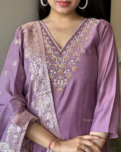 Último Modelo de Kurti para Mujer en Viscosa Chanderi con Bordado, Pantalón en Viscosa Chanderi, Seda Chanderi con Dupatta Jacquard - Product Image 5