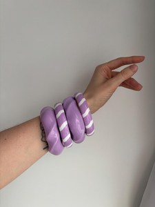 สีม่วงลายขาวอะคริลิคเรซิ่นกำไลข้อมือแบบหล่อสำหรับทั้งชายและหญิงรูปทรงกลมเครื่องประดับแฟชั่นงานฝีมือทำด้วยมืออย่างมีศิลปะ - Product Image 2