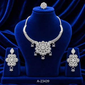 Conjunto de Collar y Aretes Tradicionales Indios Plateados en Plata para Mujer - Product Image 1