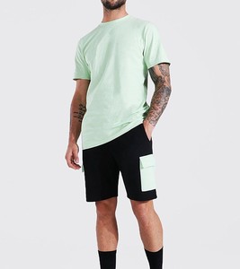 Conjunto de Camiseta de Cuello Redondo Verde Menta para Hombre con Pantalones Cortos Cargo Negros, Ropa Casual de Verano, Tejido de Punto Transpirable - Product Image 1