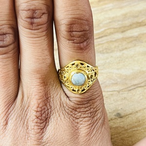 Anillo de latón de estilo vintage con apariencia premium, piedra larimar, chapado en oro de 18k, filigrana, anillo llamativo, venta al por mayor, anillo audaz para mujer - Product Image 4