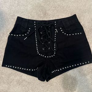 Shorts de Cuero con Tachuelas, Cintura Alta, Estilo Punk con Detalles de Remaches, Color Negro - Product Image 1