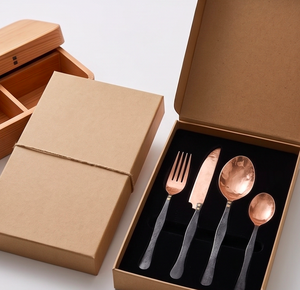 Ensemble de 4 couverts en acier inoxydable avec manches noires, utilisés dans la cuisine, sur la table et dans les hôtels, finition cuivre. - Product Image 6