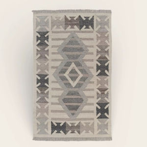 Alfombra de Lana Hecha a Mano con Patrón Geométrico Tribal en Gris y Beige, Alfombra Tejida a Mano con Flecos para Sala de Estar - Product Image 2