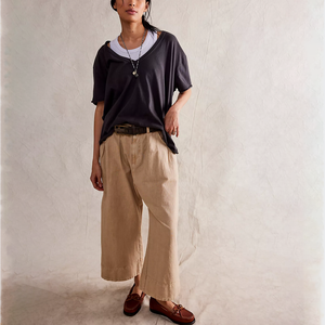 เสื้อยืดโอเวอร์ไซส์ทรงเอซิมเมตริก ไหล่เฉียง สีดำล้วน แขนสั้น ผ้าคอตตอนเจอร์ซีย์ สำหรับผู้หญิงไซส์พลัส คอวี - Product Image 4