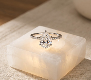 แหวนหมั้นเพชรทรงลูกแพร์ Sweetbriar เพชรเลี้ยงในห้องปฏิบัติการ พร้อมวงแหวนแบบ Halo Pave ทรงกลมเจียระไนแบบ Brilliant Cut สำหรับคอลเลกชันโรแมนติกสำหรับผู้หญิง - Product Image 1