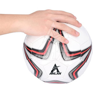 Balón de fútbol cosido a máquina de primera calidad para sesiones de entrenamiento y práctica en equipo con construcción duradera - Product Image 2