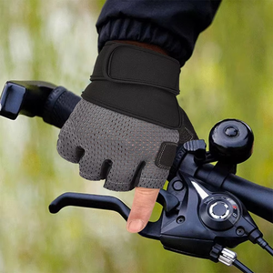 Gants de sport en polyester demi-doigts de haute qualité et très demandés avec support de poignet pour hommes et femmes, fabriqués au Pakistan, pour l'entraînement et le fitness - Product Image 6