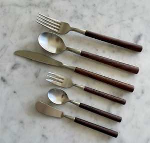 Juego de cubiertos de acero inoxidable de diseño clásico y ecológico con mango de madera, perfecto para la comodidad diaria al comer. - Product Image 5