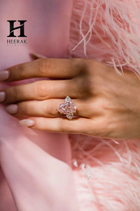 Anillo de Compromiso de Lujo con Diamante Cultivado en Laboratorio, Corte Pera, Color Rosa, Oro Rosa de 14K, Anillo de Tres Piedras con Diamantes Laterales en Forma de Pera, Anillo de Boda - Product Image 4