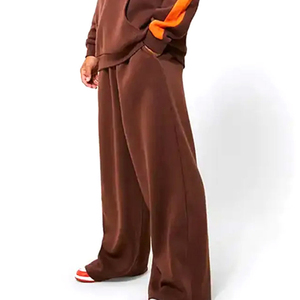 Survêtement à capuche marron pour homme, manches longues, couleur unie, coupe décontractée avec poches latérales à rayures orange, tenue d'automne - Product Image 3