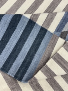 Tapis rectangulaire moderne en laine biologique rayée, tissage plat, réversible, pour salon, bleu, blanc, gris, avec franges - Product Image 2