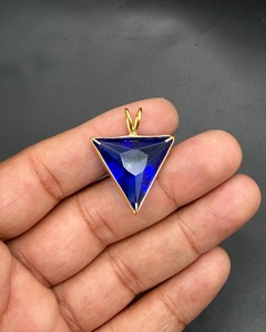 Collier pendentif triangle en quartz bleu plaqué or, bijou minimaliste en cristal, pierre énergétique de guérison, cadeau pour femme - Product Image 3