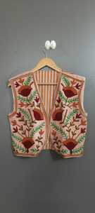 Gilet décontracté bohème brodé floral pour femme, col en V, fait main, écologique, rose, vert, marron, longueur standard - Product Image 1