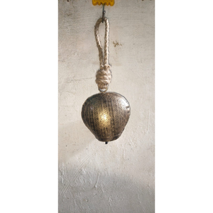 Campanas de vaca navideñas de latón antiguo, estilo shabby chic, adornos de campanas metálicas colgantes con cuerda de yute para coronas navideñas de granja. - Product Image 5
