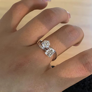 แหวนมอสซาไนต์ 1 กะรัต ทรงปรินเซสและทรงกลม ประดับเพชรสองเม็ด ดีไซน์ Toi Moi สำหรับผู้หญิง เงินแท้ 925 ของขวัญเซอร์ไพรส์สำหรับเจ้าสาว - Product Image 1