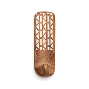Cintres en bois de luxe pour hôtel, logo personnalisé, design européen, finition laquée lisse, crochet métallique pivotant chromé durable - Product Image 3