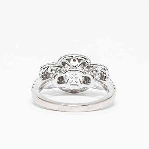 Anillo de Compromiso Moderno de Oro Blanco de 14K con Diamante Cultivado en Laboratorio de 2.00ct, Corte Brillante, Claridad VS2, Engaste de Puntas, Certificado IGI, Trilogía Clásica - Product Image 4