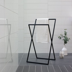 Porte-serviettes minimaliste en métal noir, organisateur de salle de bain sur pied, porte-serviettes design multi-niveaux, porte-serviettes mural en métal pour salle de bain - Product Image 1