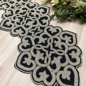 Camino de Mesa Artesanal con Cuentas y Bordado Multicolor, Camino de Mesa de Lujo para Bodas con Cuentas de Semillas y Bordado a Mano - Product Image 4