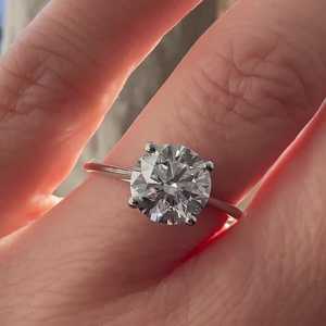 Bague de fiançailles solitaire, bague d'anniversaire de mariage, bague solitaire scintillante avec diamant de laboratoire rond de 2 carats serti à griffes, vente en gros - Product Image 4