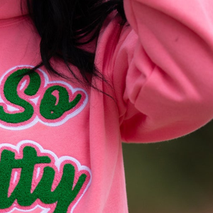 Sweat à capuche rose personnalisé pour femme avec broderie « Oh So Pretty » en vert, pull à manches longues, style décontracté et tendance - Product Image 2