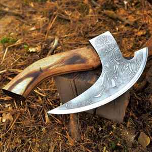 Cortador de Pizza Vikingo Premium Hecho a Mano al por Mayor, Cuchilla Estilo Hacha Forjada a Mano de Grado Industrial con Mango de Madera, Rebanador de Pizza Tipo Hacha - Product Image 1