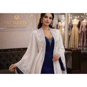 Vestido de Noche Moderno de Dos Piezas, Estilo Abaya Bisht, Largo hasta el Suelo, con Bordado Floral Plateado en Tonos Pastel y Detalles de Borlas - Product Image 6