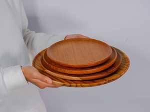 Plateau de service rond en bois massif poli minimaliste Curio Craft CC-WRP 26 pour la décoration de table à la maison - Écologique - Product Image 1