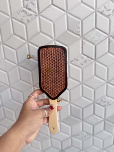 Nuevo Cepillo para el Cabello de Madera y Cuero Trabado a Mano con Patrón Tejido, Diseño Moderno Minimalista Hecho a Mano, Forma Rectangular para Uso Diario - Product Image 1