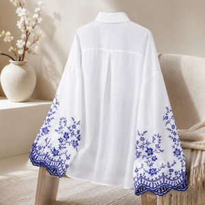 เสื้อเชิ้ตแขนยาวผ้าฝ้ายสีขาวสำหรับผู้หญิง ปักลายดอกไม้สีน้ำเงิน ปลายแขนแบบสแกลลอป ติดกระดุม ปิดหน้าอก สไตล์ลำลอง สำหรับขายส่ง - Product Image 3