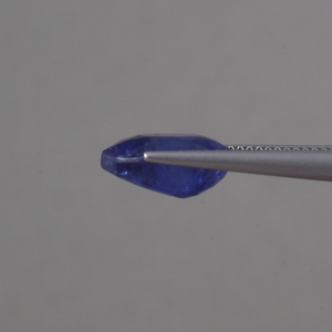 Saphir bleu naturel de qualité supérieure en vrac, 4,83 carats, taille ovale 12x8MM, phosphorescent, poli à la main, certifié IGI - Product Image 2