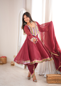 Ensemble Kurti Dhoti en tissu contemporain et texturé avec col brodé et dupatta en dentelle dorée, prêt-à-porter, tenue ethnique pour femme - Product Image 4
