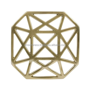 Salvamanteles Decorativo de Latón Resistente al Calor, Salvamanteles Redondo Antideslizante de Metal con Patas de Latón - Product Image 2