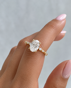 Anillo Clásico de Diamantes con Corte Ovalado Chapado en Oro Amarillo para Mujer con Piedras Laterales, Regalo de Compromiso y Boda - Product Image 4