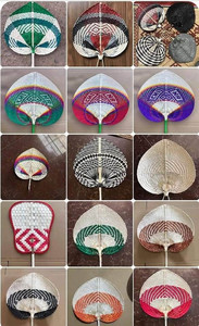 Éventail artisanal vietnamien traditionnel écologique en bambou sculpté, raphia, feuilles de palmier et paille tressée pour l'été - Product Image 2