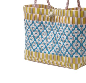 Sac fourre-tout en plastique tissé de qualité supérieure et sac fait main, bleu pastel et jaune multicolore, chic, pour femme, été, plage - Product Image 4