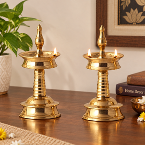 Ensemble de lampes à huile Diya sur pied en laiton poli, artisanat métallique exquis, Samai Deepak traditionnel du Kerala pour les rituels religieux - Product Image 3